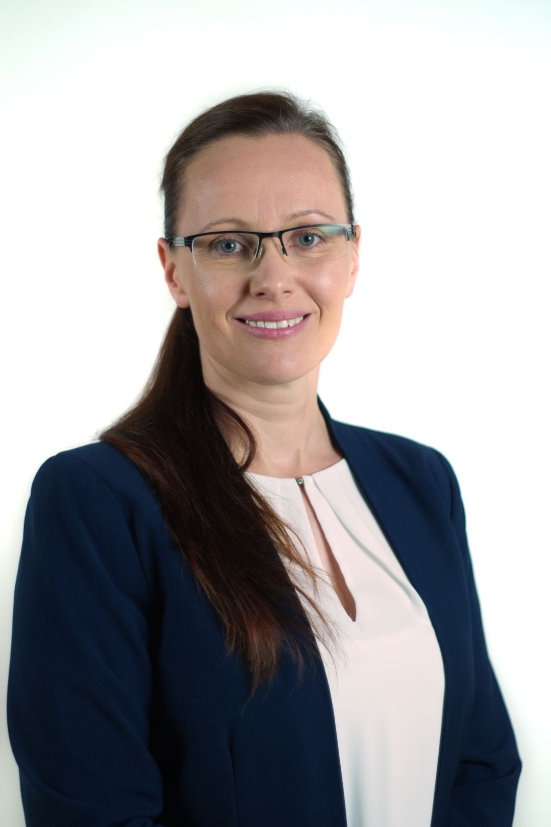 Portrait Dr. Anna-Victoria Bogn&aacute;r