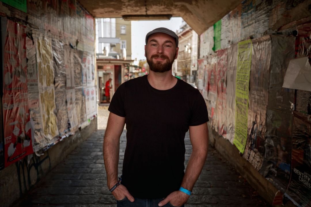 Marvin Suckut - Workshopleitung und erfahrener Slam-Poet (amtierender Landesmeister Baden-Württemberg und amtierender Schweizer Meister) Marvin Suckut - Workshopleitung und erfahrener Slam-Poet (amtierender Landesmeister Baden-Württemberg und amtierender Schweizer Meister)