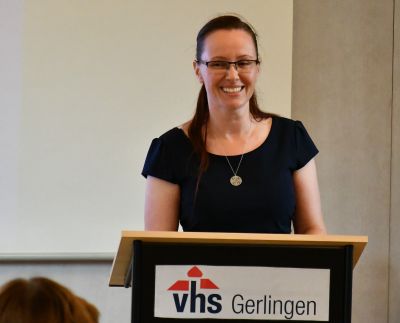 Dr. Anna-Victoria Bognár, seit 2025 Leiterin der vhs Gerlingen, bei der diesjährigen Mitgliederversammlung.