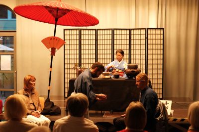 Yaeko Sokei Heinisch (Bildmitte) führt die Besucherinnen und Besucher in der vhs Gerlingen in die traditionelle japanische Chanoyu-Teezeremonie ein.