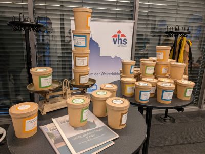 Kulturnacht_Klimaschutzwaage_web.jpg Wie schwer wiegen Klimaschutzmaßnahmen im Vergleich? Interessierte konnten es bei unserer Klimaschutzwaage herausfinden.