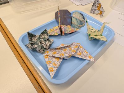 Kulturnacht_Origami-falten.jpg Ob Herz, Lotusblüte, Kranich oder Katze - am Origami-Tisch konnte man Motive nach Wahl falten.