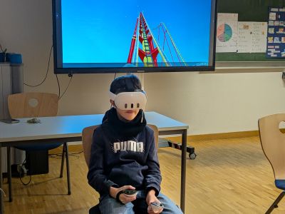 Kulturnacht_VR-Brille.jpg Mittels VR-Brillen konnten Kinder und Erwachsene Achterbahn fahren.
