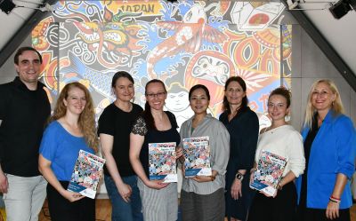Gespannt auf ein neues kulturelles Highlight: Das Team der vhs vor dem Hintergrund des neuen Programmhefts mit dem Schwerpunkt Japan mit der Japanerin Hitomi Villiger (4. von rechts).