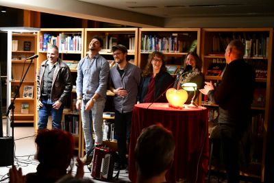 v. l. n. r.: Volker Schwarz, zwei Bandmitglieder von „Different Paul“, Regine Bott, Dorothea Böhme und Ingo Klopfer.