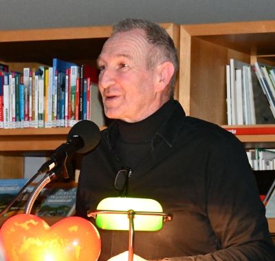 Gründer und Frontmann der Get Shorties Lesebühne: Ingo Klopfer moderierte den Abend in der Gerlinger Stadtbücherei.