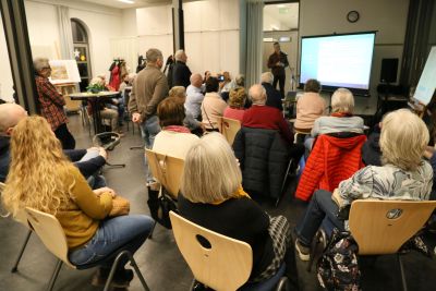 Interessanter Vortrag des KI-Experten -
Gespannt lauschten die Zuhörerinnen und Zuhörer der schrittweisen Erklärung zur Methodik hinter den KI-generierten Bildern.
Foto: Udo Hielscher