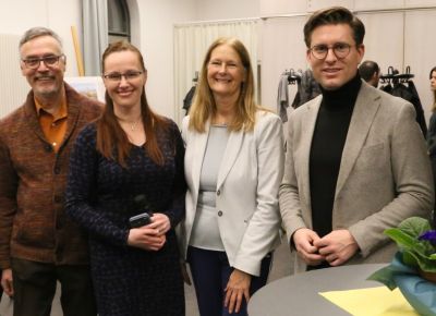 Partner eines innovativen Austauschs - 
v. l. n. r.: Michael Schnurr (KI-Experte und vhs Kursleiter), Dr. Anna-Victoria Bognár (Leiterin der vhs Gerlingen), Ulrike Stegmaier (Veranstaltungsmoderation), Bürgermeister Dirk Oestringer, freuen sich über den gelungenen Austausch über die KI-generierten Bilder zu den Wahlprogrammen der Landtagsparteien.
Foto: Udo Hielscher