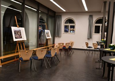 Bei der Präsentation bewusst auf hölzernen, farbbeklecksten Staffeleien inszeniert: Die vom Politikwissenschaftler und KI-Creator Max Mundhenke inspirierte Bildkunst zu den Parteiprogrammen der Landtagswahl.
